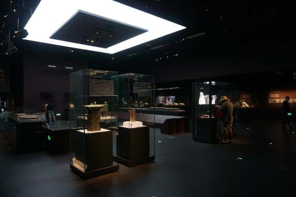 中国考古博物馆开放， “超级国宝”绿松石龙首次公开