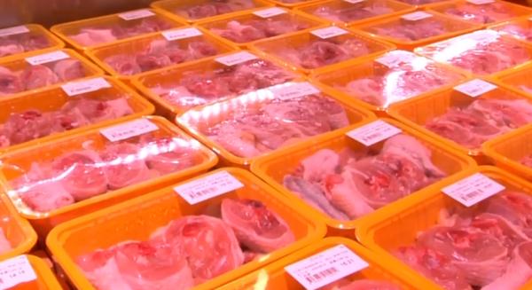 消费者超市买鸡肉竟夹杂鸡粪 应怎么赔? 消费者超市买鸡肉竟夹杂鸡粪 应怎么赔?