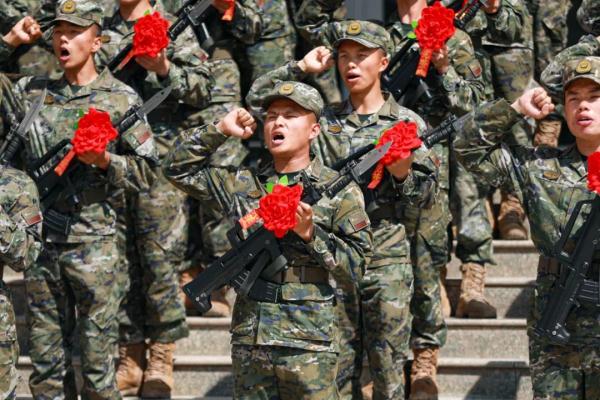 授枪后就上训练场，这样的“成人礼”超酷！