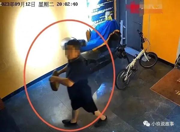 太恶劣！男子为报复在台阶上倒机油，多人摔倒，有人至今仍住院