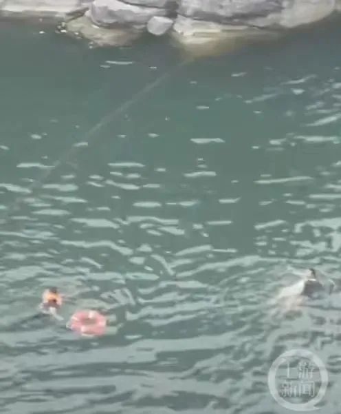 女子翻护栏捡手机坠下40米瀑布身亡,当地镇政府回应→ 女子翻护栏捡手机坠下40米瀑布身亡,当地镇政府回应→