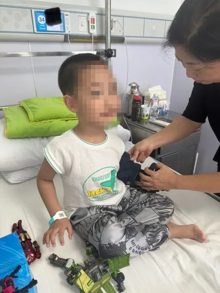 湖南4岁男孩撑伞从26楼跳下后生还，医生：奇迹之外的奇迹