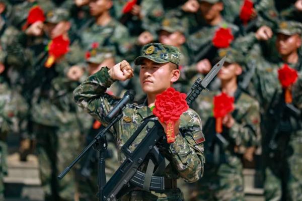 授枪后就上训练场，这样的“成人礼”超酷！