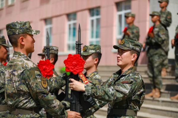 授枪后就上训练场，这样的“成人礼”超酷！