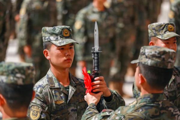 授枪后就上训练场，这样的“成人礼”超酷！