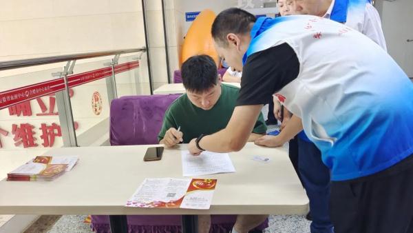 一条求助信息“炸出”100多名“熊猫侠”！这场爱心接力仍在继续