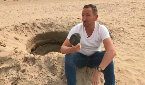 爱尔兰电视台报道“神秘陨石坑” 一天后辟谣“俩小伙子挖的” 爱尔兰电视台报道“神秘陨石坑” 一天后辟谣“俩小伙子挖的”