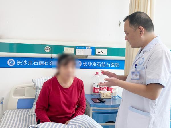 结石不痛就不重视,老人左肾险些“报废” 结石不痛就不重视,老人左肾险些“报废”