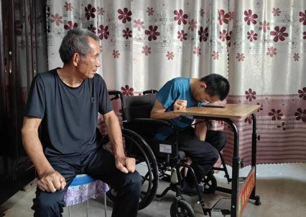 “生命以痛吻我，幸好还有诗歌”