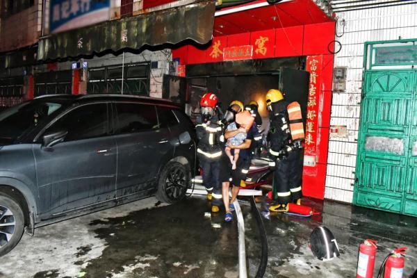 蚊香凌晨引发火灾，店内3人被困火场
