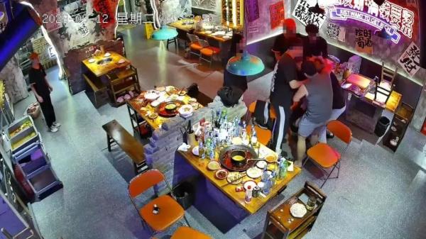 男子餐厅强行买单搭讪,失败后殴打女子!警方:行政拘留15日 男子餐厅强行买单搭讪,失败后殴打女子!警方:行政拘留15日