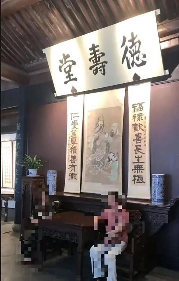 游客跨过隔离线坐上太师椅拍照,鲁迅故里景区倡议 游客跨过隔离线坐上太师椅拍照,鲁迅故里景区倡议