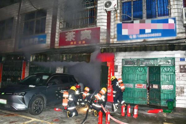 蚊香凌晨引发火灾，店内3人被困火场