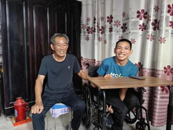 “生命以痛吻我，幸好还有诗歌”