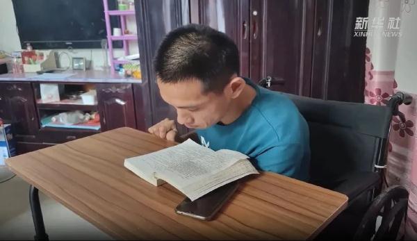 “生命以痛吻我，幸好还有诗歌”