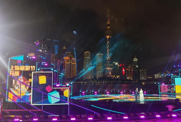 苏州河两岸流光溢彩,16辆花车以"老家河南""日喀则旅游"等为主题,19