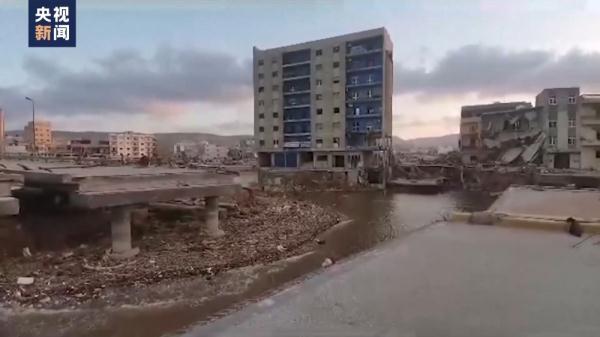 利比亚洪灾救援持续 总台报道员深入探访重灾区德尔纳