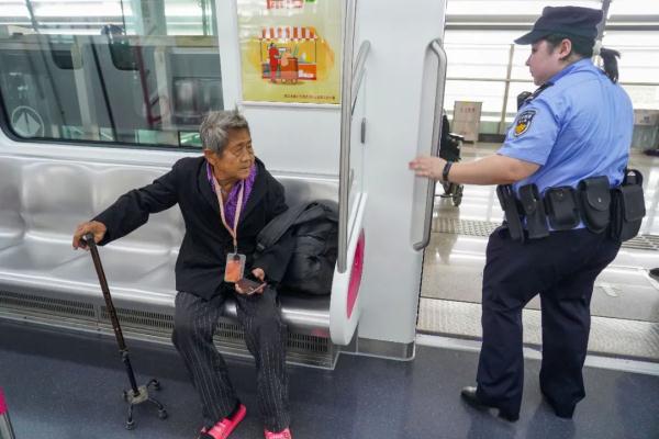 暖心！女辅警100余次护送七旬患病婆婆乘地铁就医