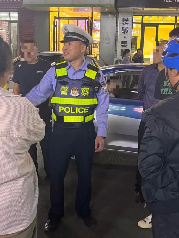 两个司机因剐蹭僵持不下，最后竟握手言和！