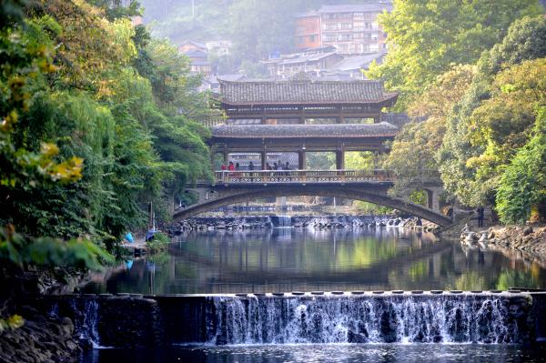 走进西江千户苗寨 感受古村落之美