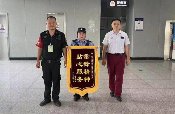 暖心！女辅警100余次护送七旬患病婆婆乘地铁就医