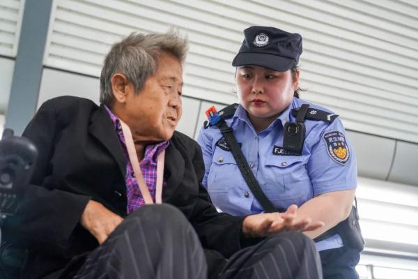 暖心！女辅警100余次护送七旬患病婆婆乘地铁就医