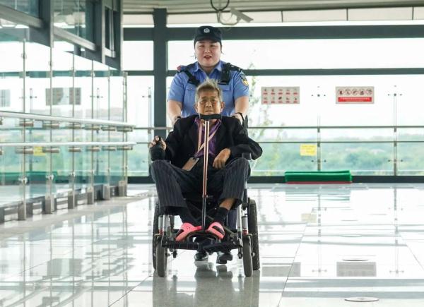 暖心！女辅警100余次护送七旬患病婆婆乘地铁就医