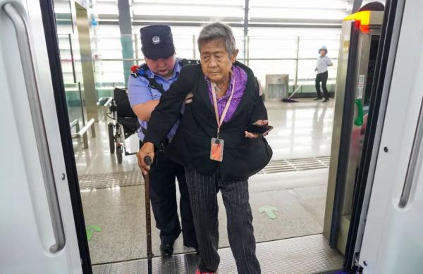 暖心！女辅警100余次护送七旬患病婆婆乘地铁就医