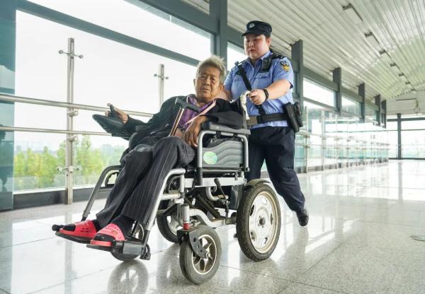 暖心！女辅警100余次护送七旬患病婆婆乘地铁就医