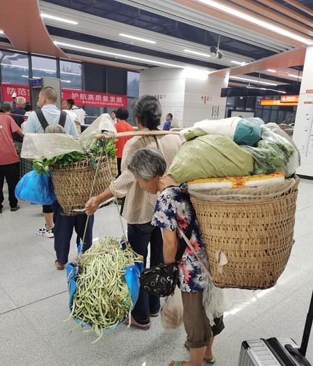 地铁里挤满大妈大爷成"菜场"？官方：相信大家都能理解