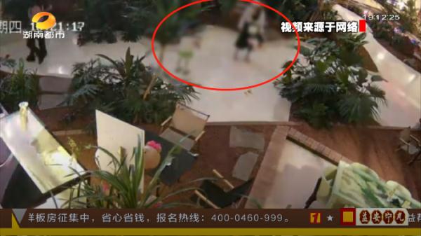 长沙一妈妈情绪失控，拿起凳子砸向女儿…...发怒原因令人诧异