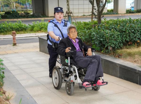 暖心！女辅警100余次护送七旬患病婆婆乘地铁就医