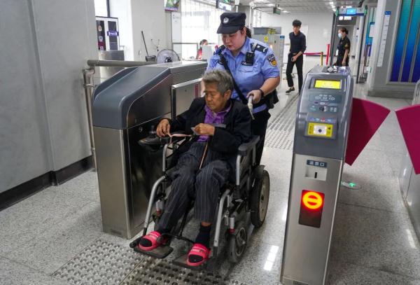 暖心！女辅警100余次护送七旬患病婆婆乘地铁就医