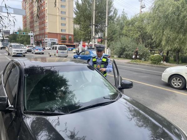 两个司机因剐蹭僵持不下，最后竟握手言和！