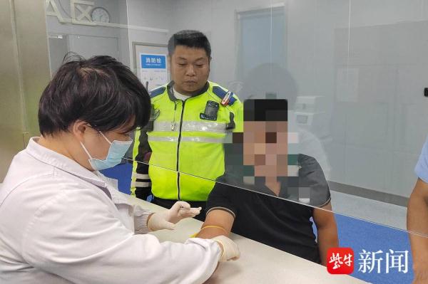 醉驾！看见查酒驾司机冲卡后弃车逃离，交警跟踪追击将其抓获