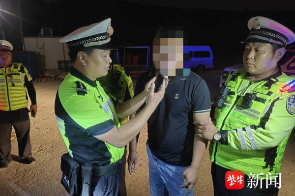 醉驾！看见查酒驾司机冲卡后弃车逃离，交警跟踪追击将其抓获