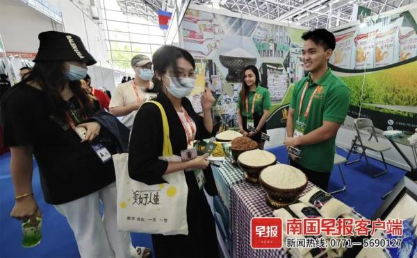 柬埔寨小伙东博会上卖大米,“希望能满载而归”! 柬埔寨小伙东博会上卖大米,“希望能满载而归”!