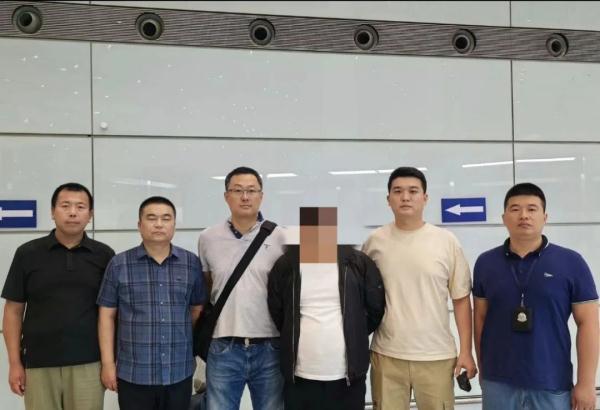 红通逃犯被警方劝返回国!下飞机时,他发出这样的感慨 红通逃犯被警方劝返回国!下飞机时,他发出这样的感慨