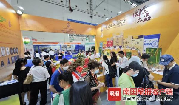 柬埔寨小伙东博会上卖大米,“希望能满载而归”! 柬埔寨小伙东博会上卖大米,“希望能满载而归”!