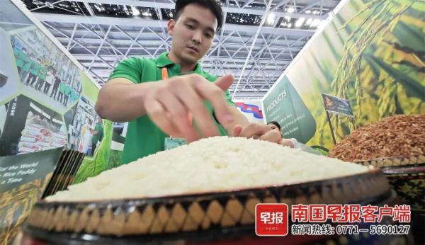 柬埔寨小伙东博会上卖大米,“希望能满载而归”! 柬埔寨小伙东博会上卖大米,“希望能满载而归”!