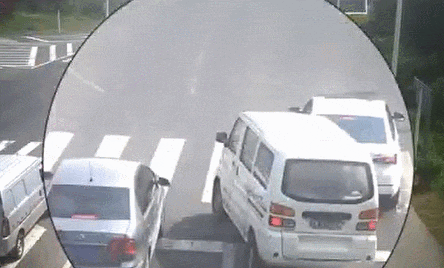 扑通!一个漂移栽进路边沟! 扑通!一个漂移栽进路边沟!