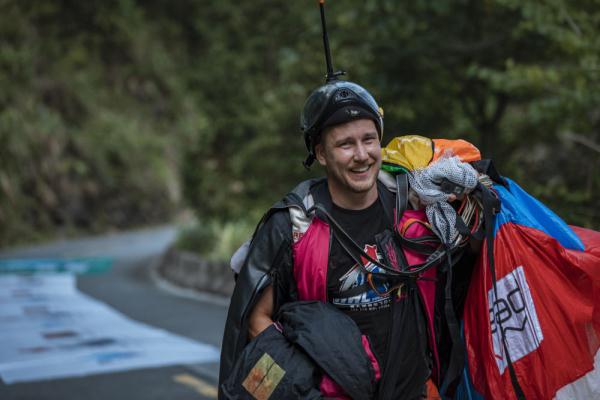 美国选手获翼装飞行世锦赛竞速赛冠军 张树鹏名列第五
