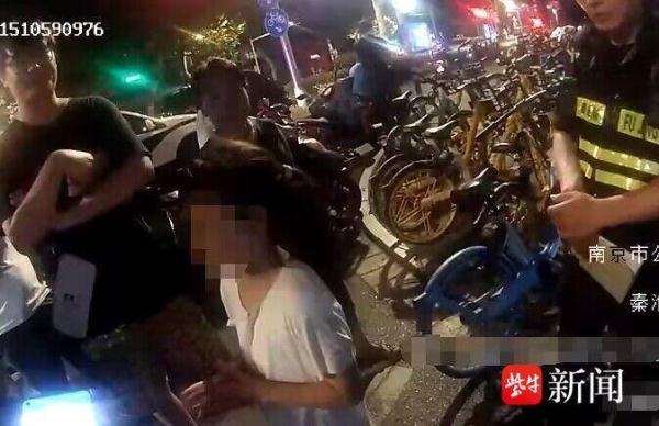小女孩深夜追出门找妈妈迷路,好心市民见她穿睡衣帮忙报警 小女孩深夜追出门找妈妈迷路,好心市民见她穿睡衣帮忙报警