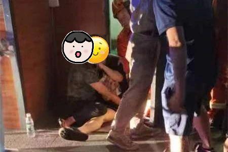 惊险！孕妇深夜逛公园被厕所门卡脚出血！