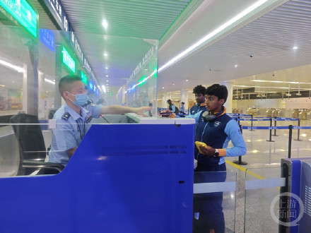 重庆口岸迎来首批持亚运会身份注册卡入境代表团 重庆口岸迎来首批持亚运会身份注册卡入境代表团
