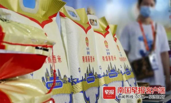 柬埔寨小伙东博会上卖大米,“希望能满载而归”! 柬埔寨小伙东博会上卖大米,“希望能满载而归”!