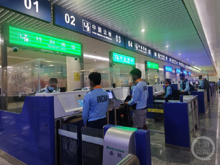 重庆口岸迎来首批持亚运会身份注册卡入境代表团 重庆口岸迎来首批持亚运会身份注册卡入境代表团