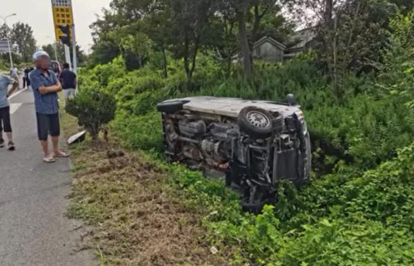 扑通!一个漂移栽进路边沟! 扑通!一个漂移栽进路边沟!