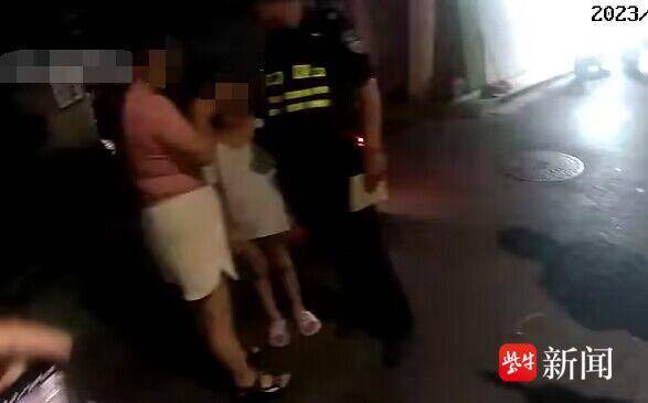 小女孩深夜追出门找妈妈迷路,好心市民见她穿睡衣帮忙报警 小女孩深夜追出门找妈妈迷路,好心市民见她穿睡衣帮忙报警