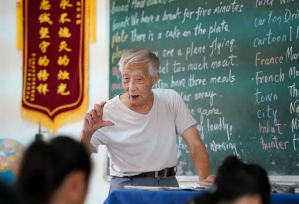 连续十二年发放奖学金,他一直都在 连续十二年发放奖学金,他一直都在